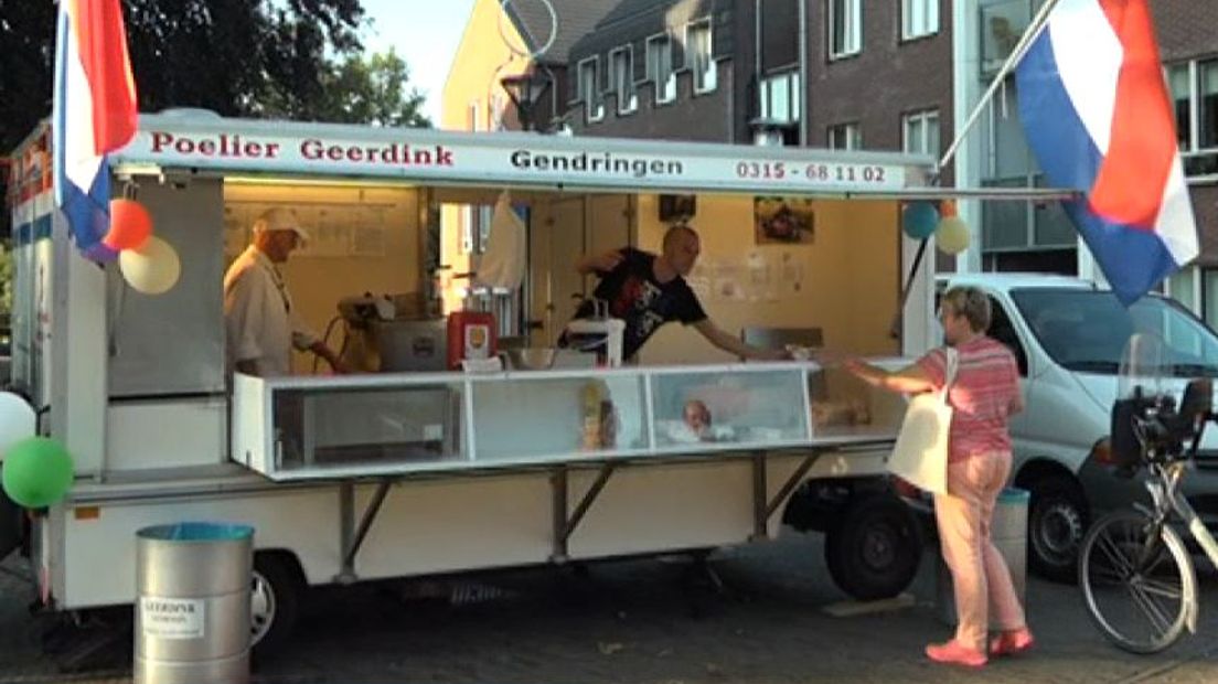 Aloys Geerdink uit Gendringen, in de regio wijd en zijd bekend als 'Tuutje', neemt afscheid van zijn grillwagen waarmee hij op kermis en buurtfeesten stond. Zijn poelierswinkel houdt hij wel aan.