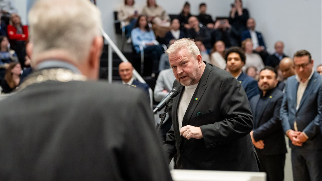 Coen Bom (Hart voor Den Haag) bij installatie