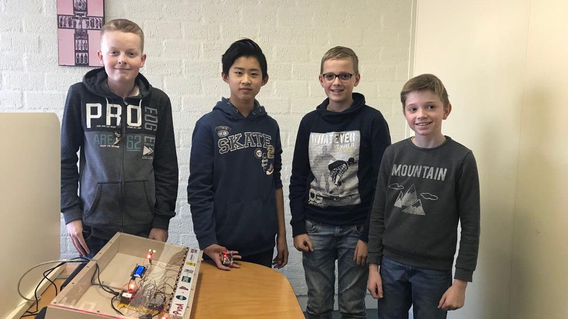 De trotse leerlingen met de door hun bedachte en gemaakte stemcomputer (Rechten: RTV Drenthe/Josien Feitsma )