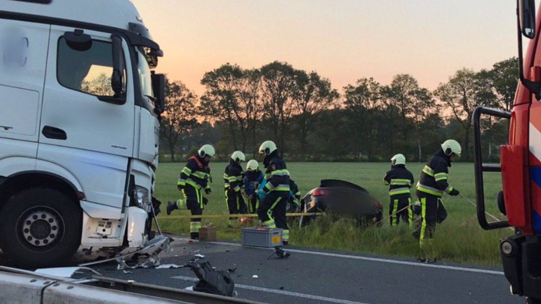 De brandweer is bezig met het bevrijden van de slachtoffers (Rechten: De Vries Media)