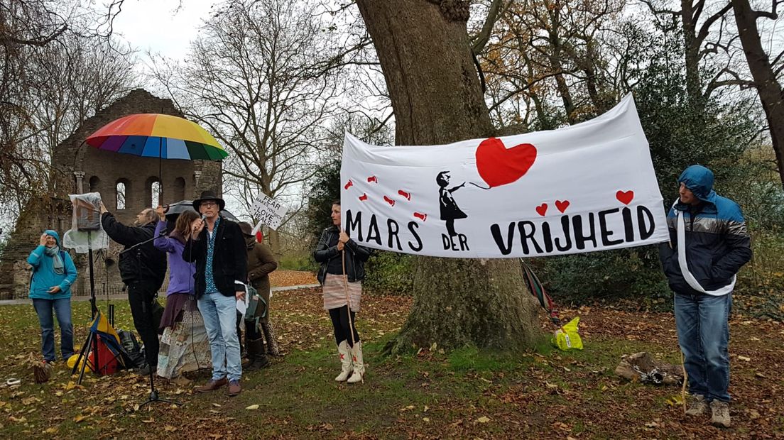 De demonstranten boden 'free hugs' aan.