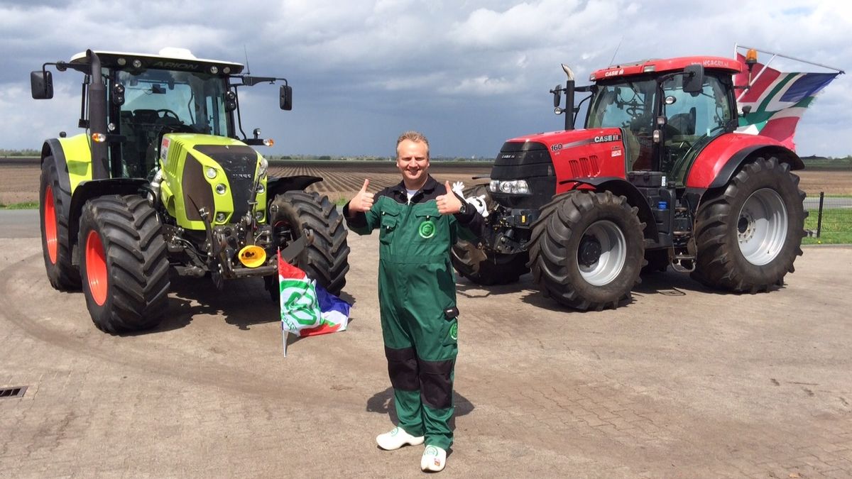 Dolenthousiaste Drentse boer begeleidt spelersbus FC Groningen met tractor door de stad