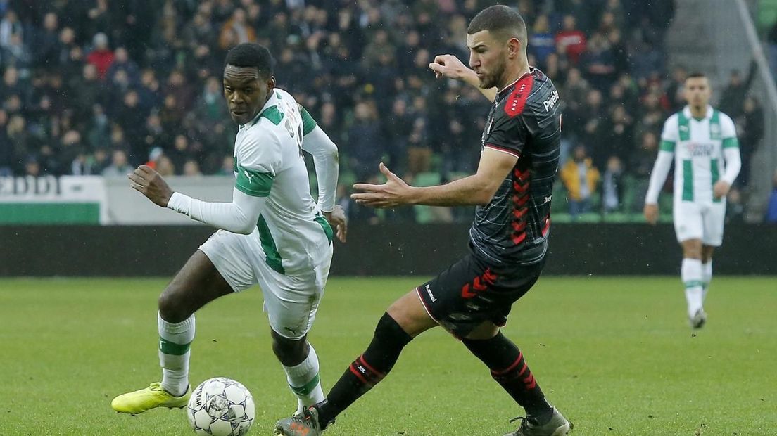 Joel Asoro snelt zijn directe tegenstander Michael Heylen voorbij