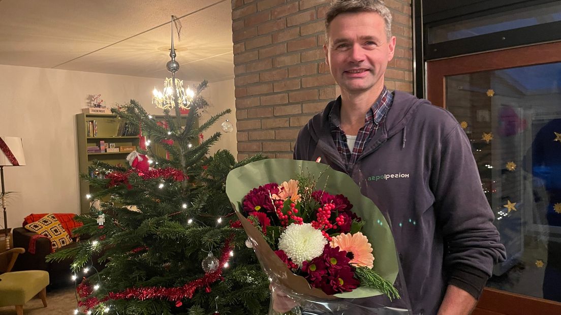 Kees Huizinga met de bloemen voor zijn nominatie