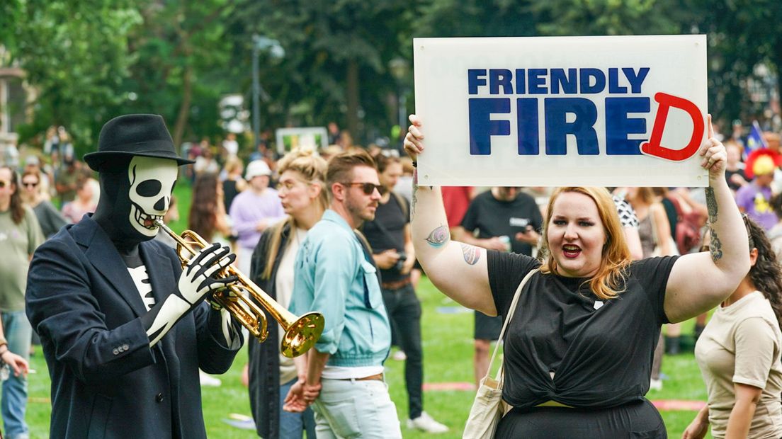 Friendly Fire(d), staat er op een van de spandoeken.