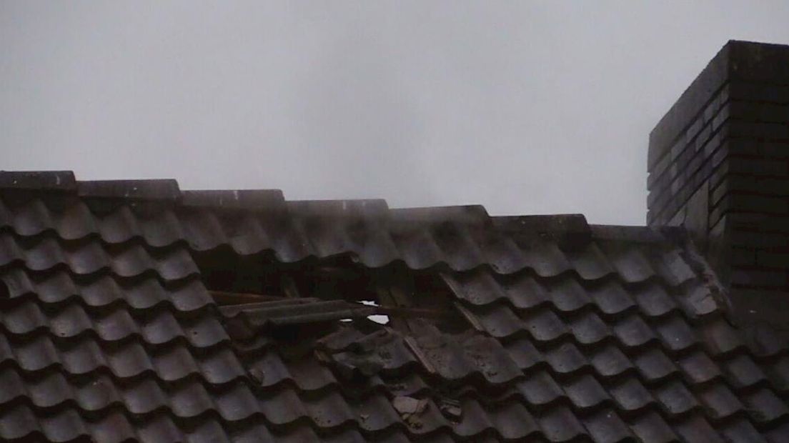Blikseminslag mogelijk oorzaak brand in woning Enschede