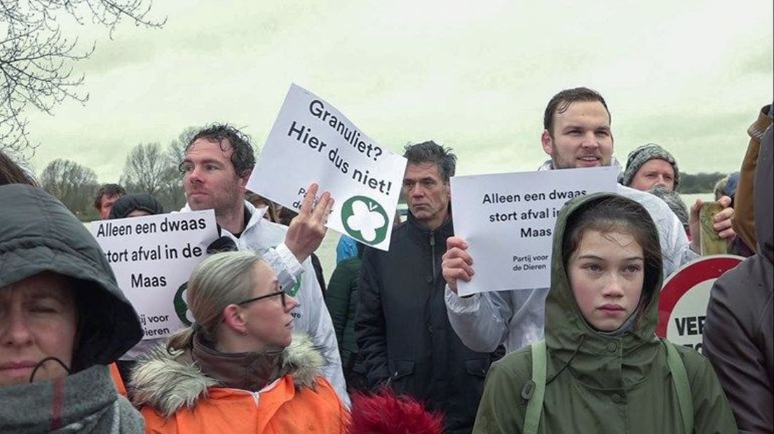 Een eerder protest tegen de granulietstort bij Dreumel.