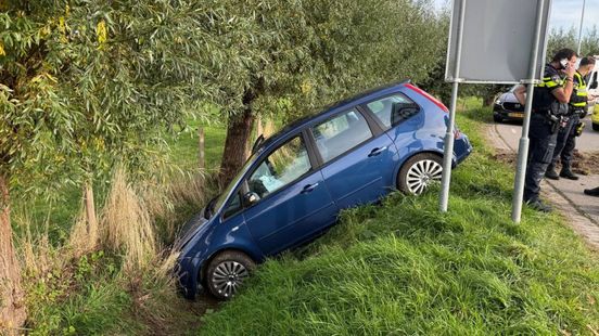 Auto belandt in sloot bij ongeval in Etten