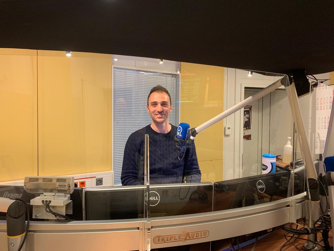 Presentator Dennis Kranenburg in de studio van Radio Rijnmond