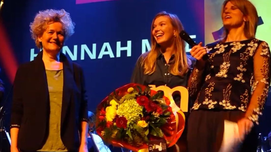 Hannah Mae (met bloemen) tijdens een eerdere prijsuitreiking (Rechten: RTV Drenthe)