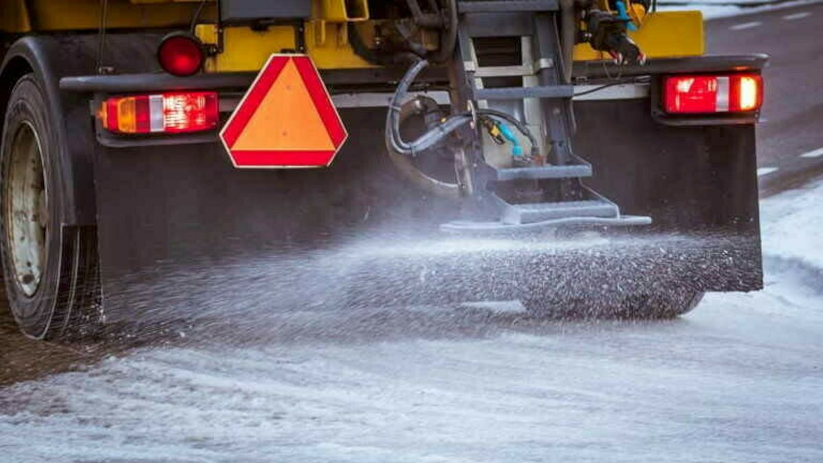 Drentse gemeentes strooien honderdduizenden kilo's zout: 'In afgelopen dagen 460 ton uitgereden'