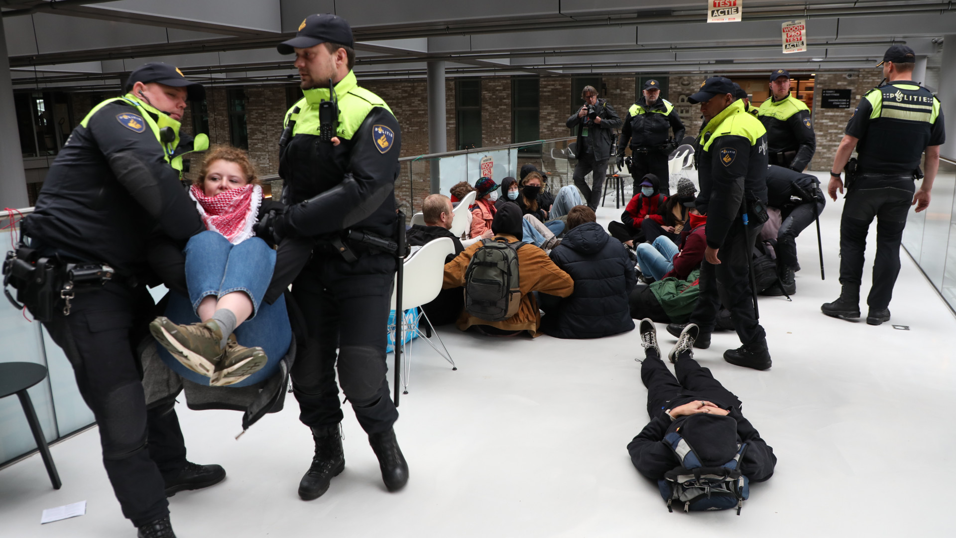 Actievoerders Woonprotest Bezetten Kantoor Van Vastgoedorganisatie ...