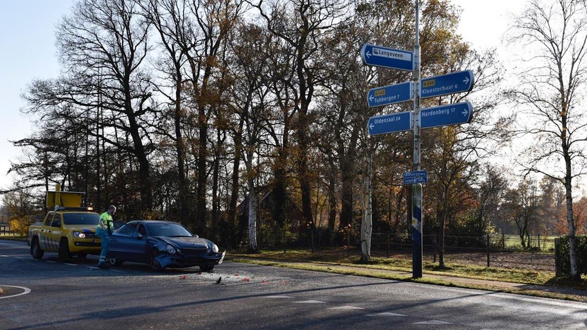 Auto's botsen bij Langeveen, één gewonde naar het ziekenhuis