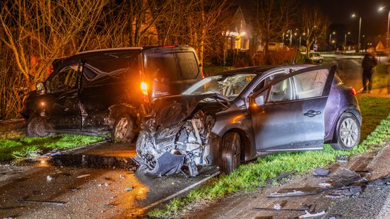 Twee inzittenden vluchten na ongeluk in Linschoten. Twee inzittenden vluchten na ongeluk in Linschoten.