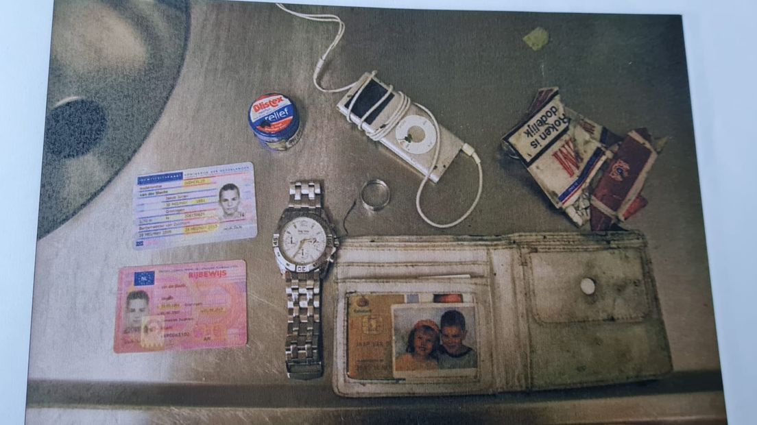 De ouders van Jaap bewaren de telefoon straks samen met de andere spullen die Jaap bij zich had
