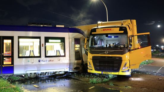 Ravage na aanrijding tussen vrachtwagen en tram. Ravage na aanrijding tussen vrachtwagen en tram.