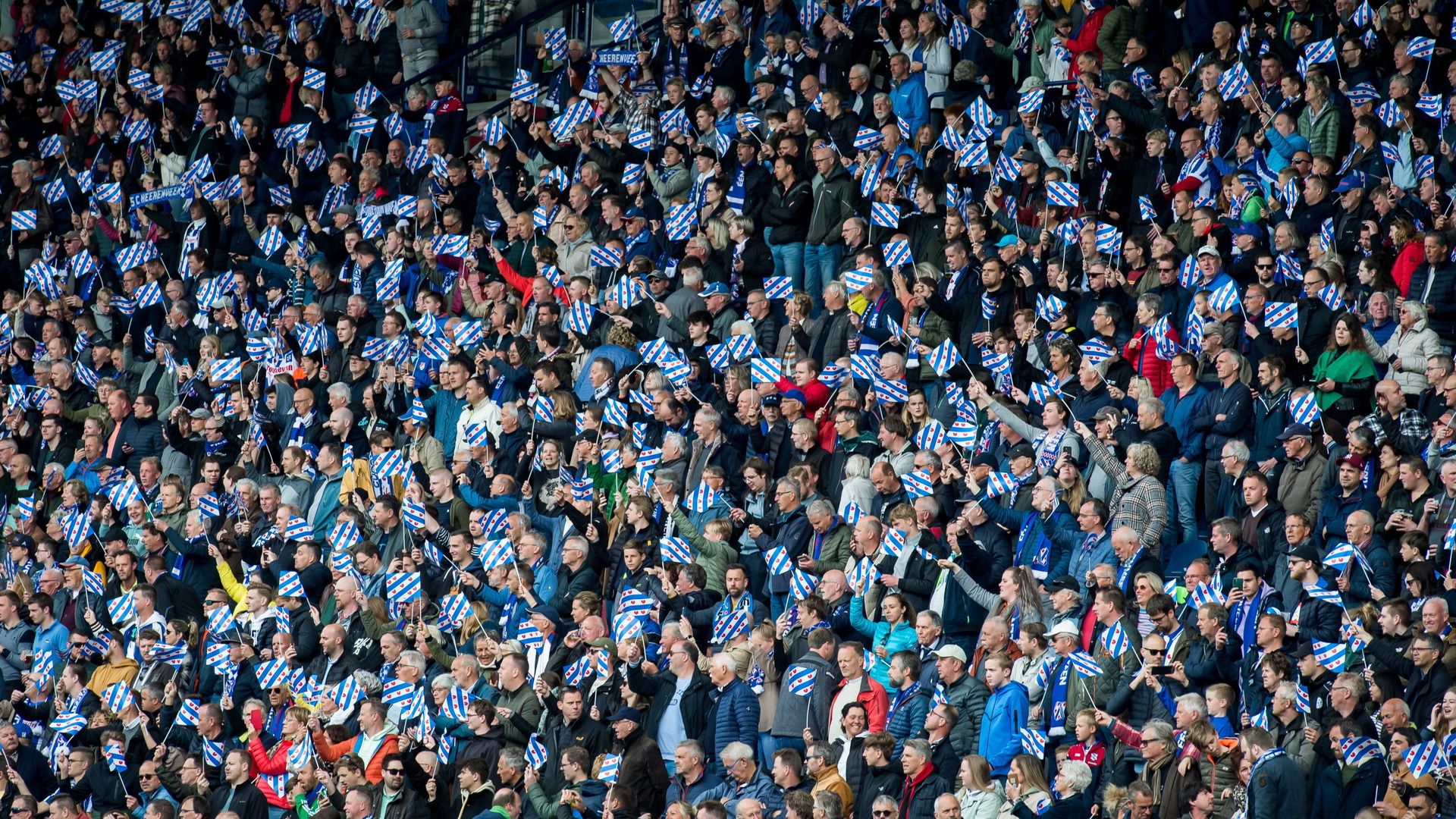Heerenveensupporters voor de aftrap van de derby
