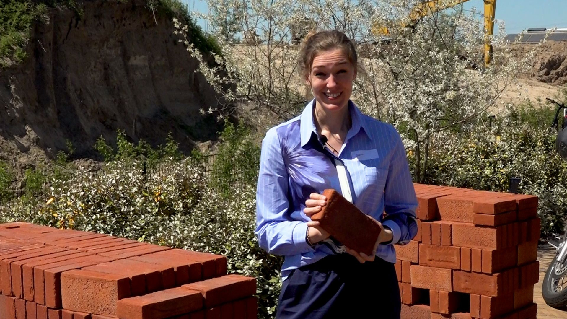 Bakstenen van PFAS-klei: 'Zo schoon, je kan er zelfs aan likken'