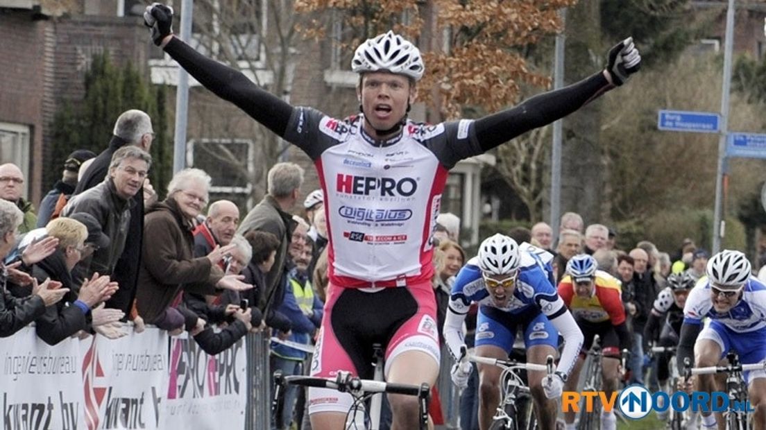 Cor van Leeuwen steekt de handen in de lucht