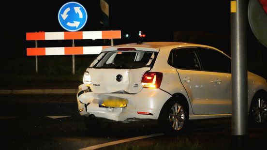 Bestuurder gezocht na kop-staartbotsing bij Nieuw-Amsterdam. Bestuurder gezocht na kop-staartbotsing bij Nieuw-Amsterdam.