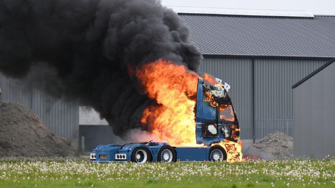 De vrachtwagen vatte vlam door een nog onbekende oorzaak.