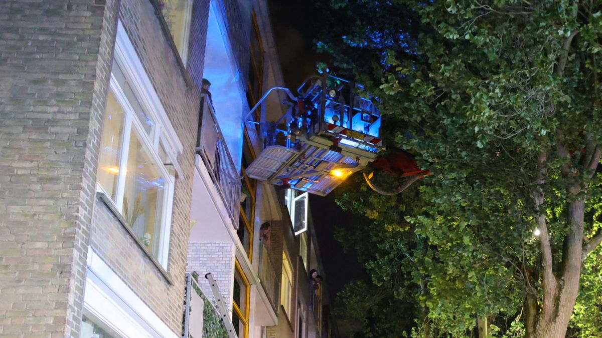 Gezin van balkon gered bij brand - Omroep West