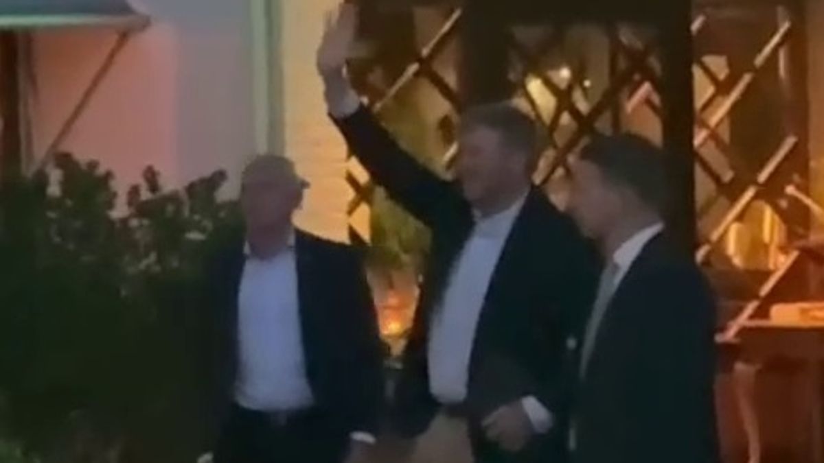 Koningspaar komt aan in Hurdegaryp voor overnachting, toegejuicht door mensenmassa bij hotel