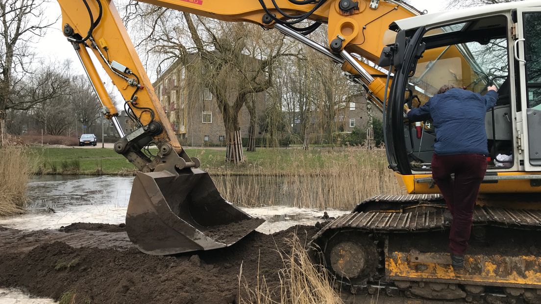 Ruud Wiersema wierp een dammetje op, als begin van het herstel van de Nijlandsloop (Rechten: Margriet Benak / RTV Drenthe)