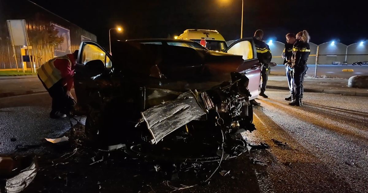 Twee gewonden bij aanrijding tussen auto en vrachtwagen in Roermond