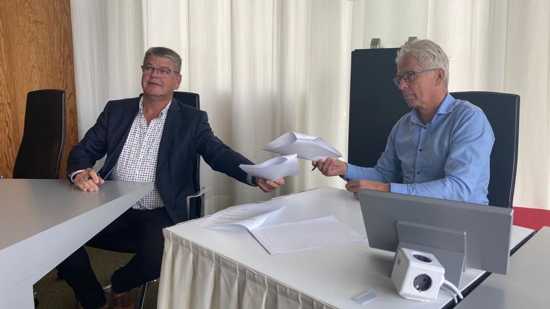 Bert Meijerink (Rendo) en wethouder Henk Doeven ondertekenen het convenant (Rechten: Gemeente Westerveld)