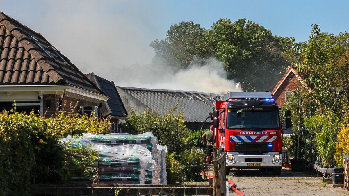 Schuur achter tuincentrum Marsum uitgebrand: vuur intussen geblust