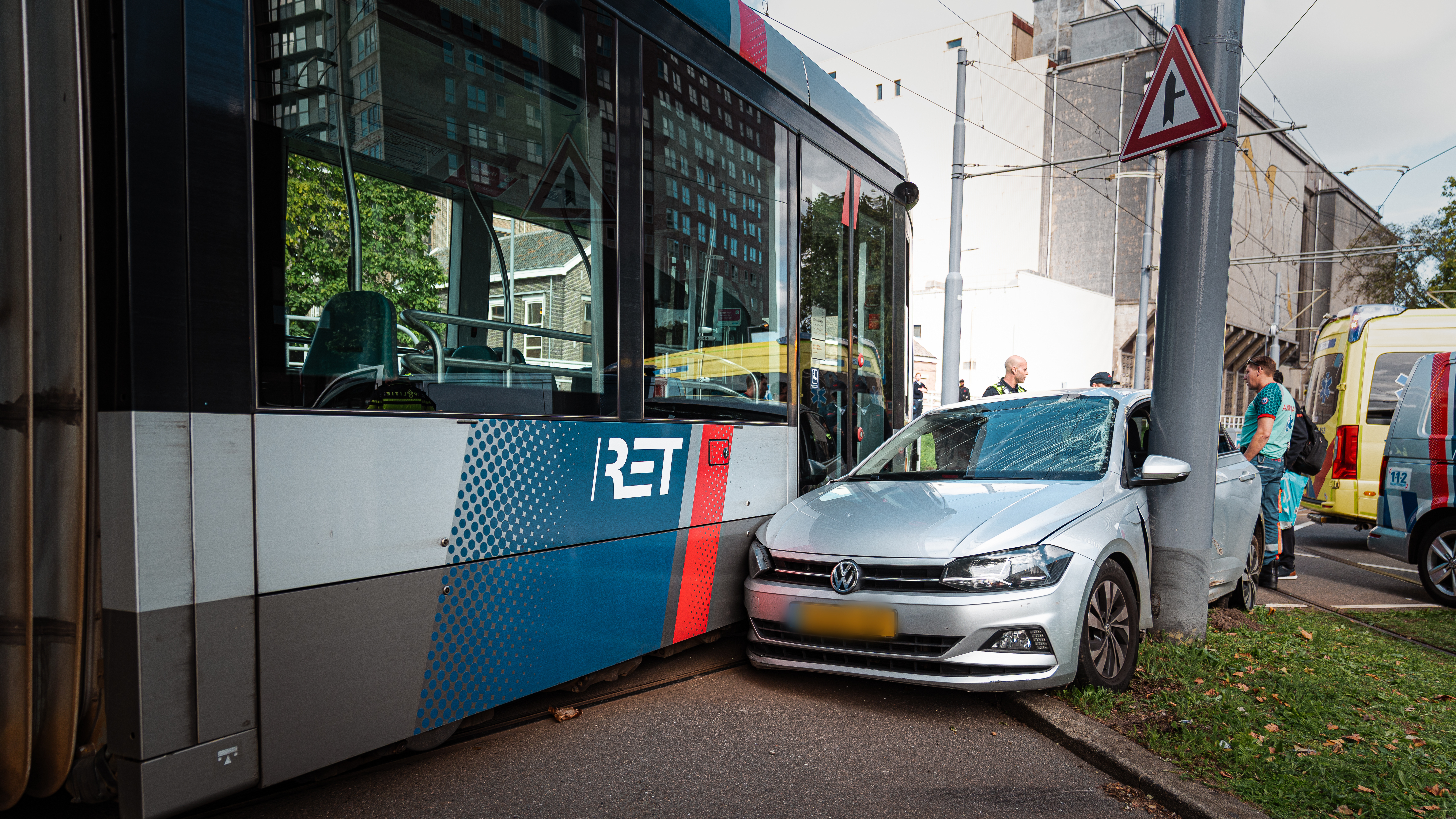 De auto kwam klem te zitten tussen de tram en een lantaarnpaal