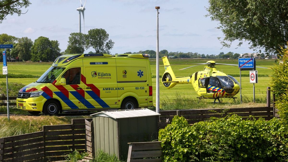 Scooterrijder (19) uit Harlingen zwaargewond bij botsing met auto in Herbaijum