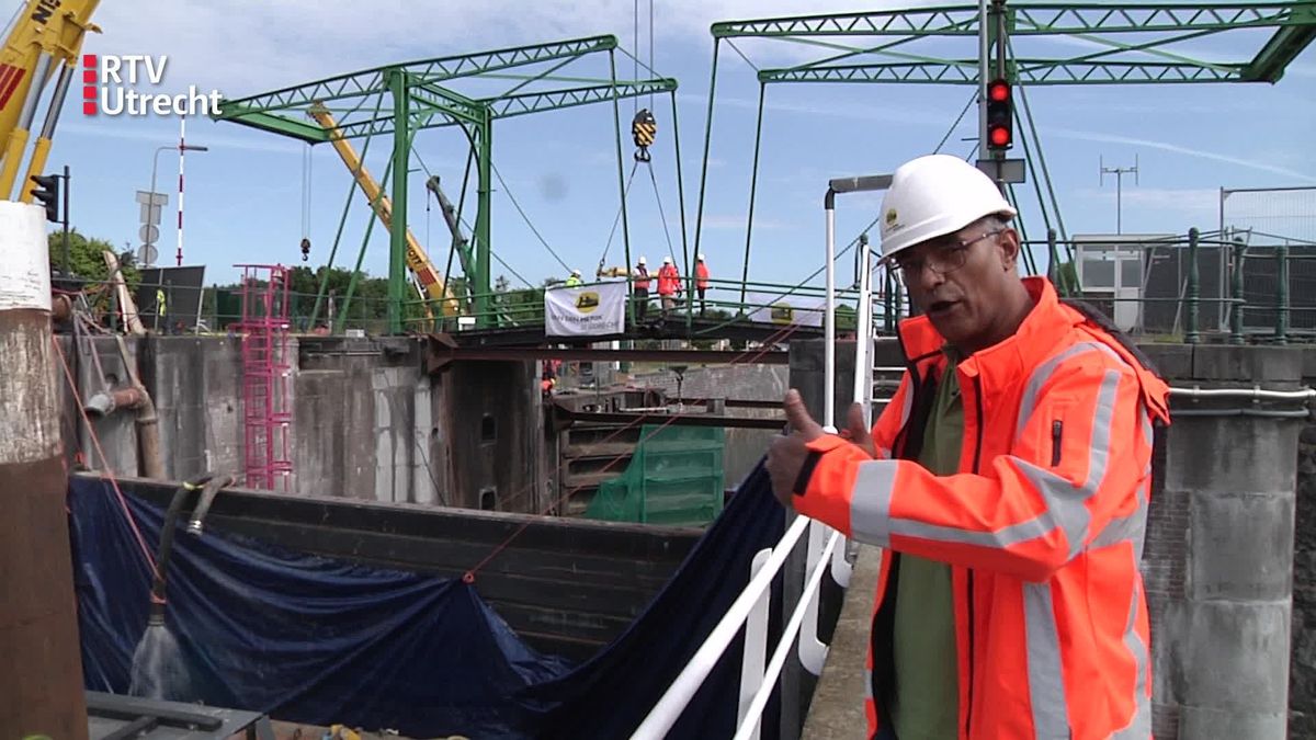 Sluisdeuren teruggeplaatst in historische Koninginnensluis in Nieuwegein Vreeswijk