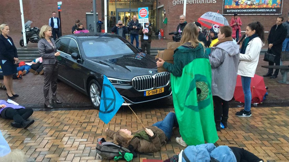 Actieleden blokkeren auto minister.