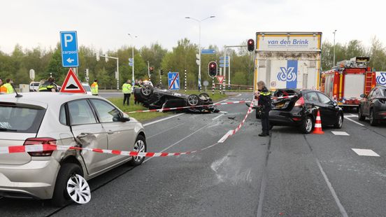 Drie autos en vrachtwagen betrokken bij ernstig ongeluk in Baarn.