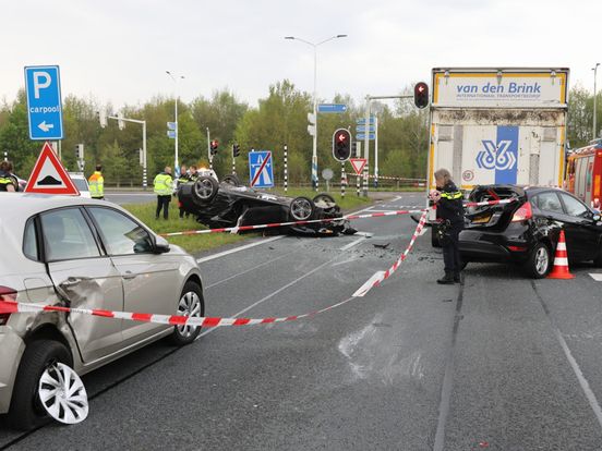 Drie auto's en vrachtwagen betrokken bij ernstig ongeluk in Baarn, weg nog uren dicht