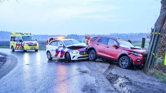 Auto wordt na ongeluk aangereden door politieauto. Auto wordt na ongeluk aangereden door politieauto.