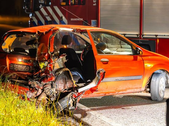 Ongeluk op snelweg nadat auto plotseling stopt, bestuurder bekneld - Omroep Gelderland