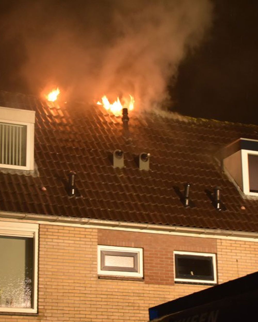 blikseminslag-veroorzaakt-uitslaande-brand-in-huis-in-waddinxveen