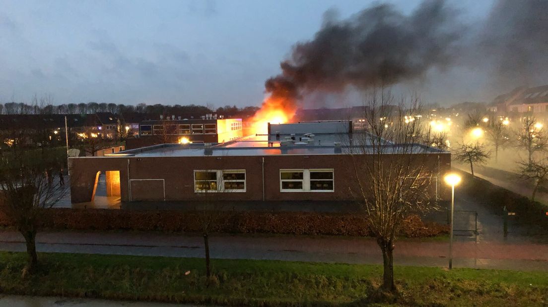 De grote uitslaande brand die zondagmiddag woedde in een basisschoolcomplex in Meteren (gemeente Geldermalsen) is waarschijnlijk aangestoken. Dat zegt de brandweer.