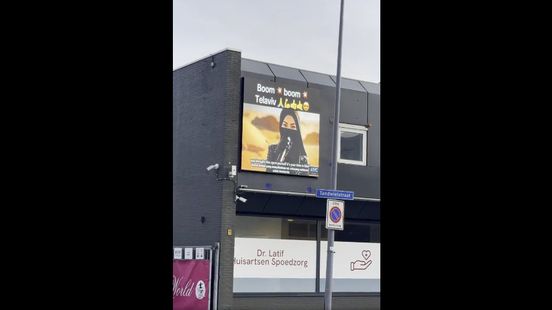 Politie onderzoekt aanstootgevende beelden op gevel van huisartsenpost