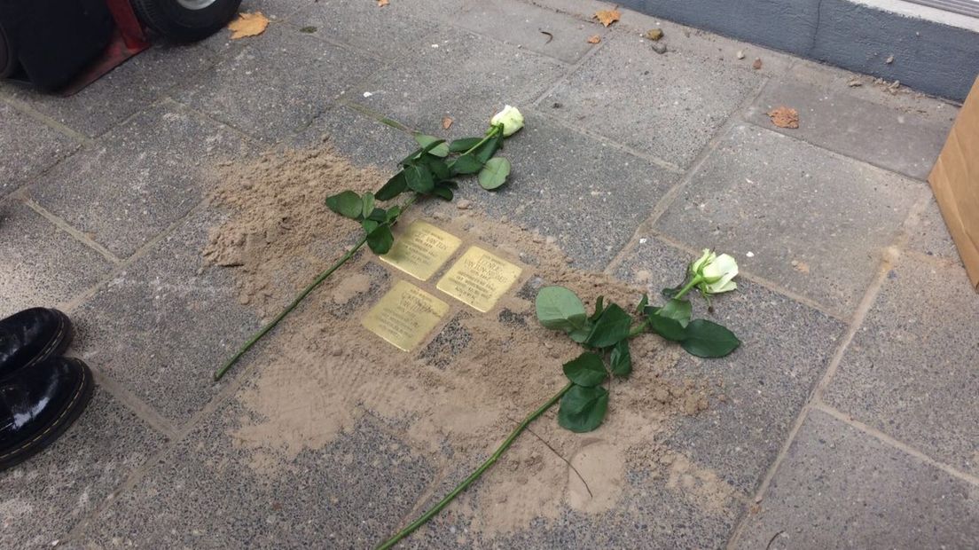 Voor de zesde keer zijn vanmiddag struikelstenen onthuld in Assen (Rechten: RTV Drenthe/Sophie Timmer)