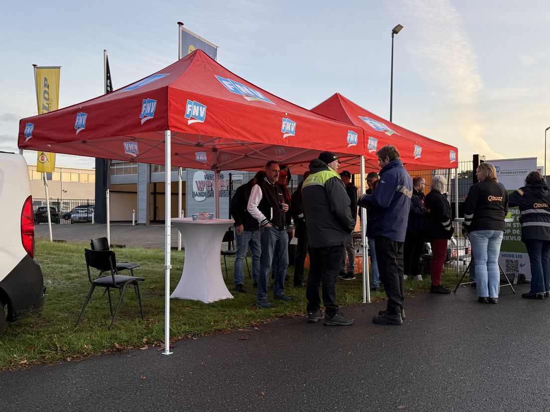 Bussen rijden amper in Drenthe door stakingen: 'Vinden wij ook vervelend'