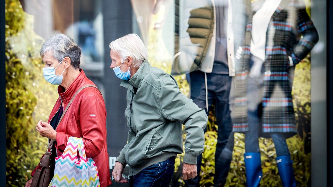 Een mondkapje dragen tijdens het winkelen is vanaf 1 december verplicht