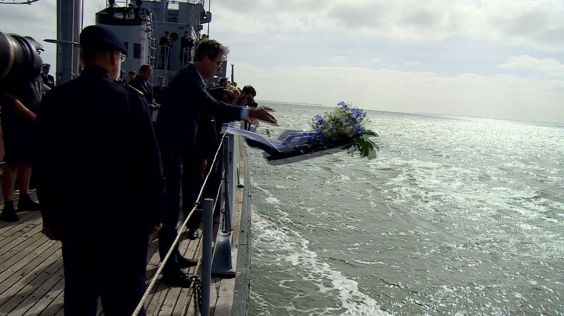 Gedeputeerde Harry van der maas gooit krans namens de Provincie