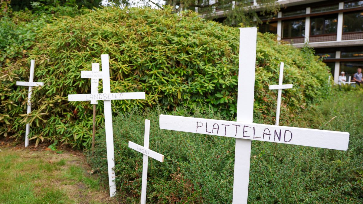 Witte kruizen in perken geslagen • Honderden trekkers bij provinciehuis