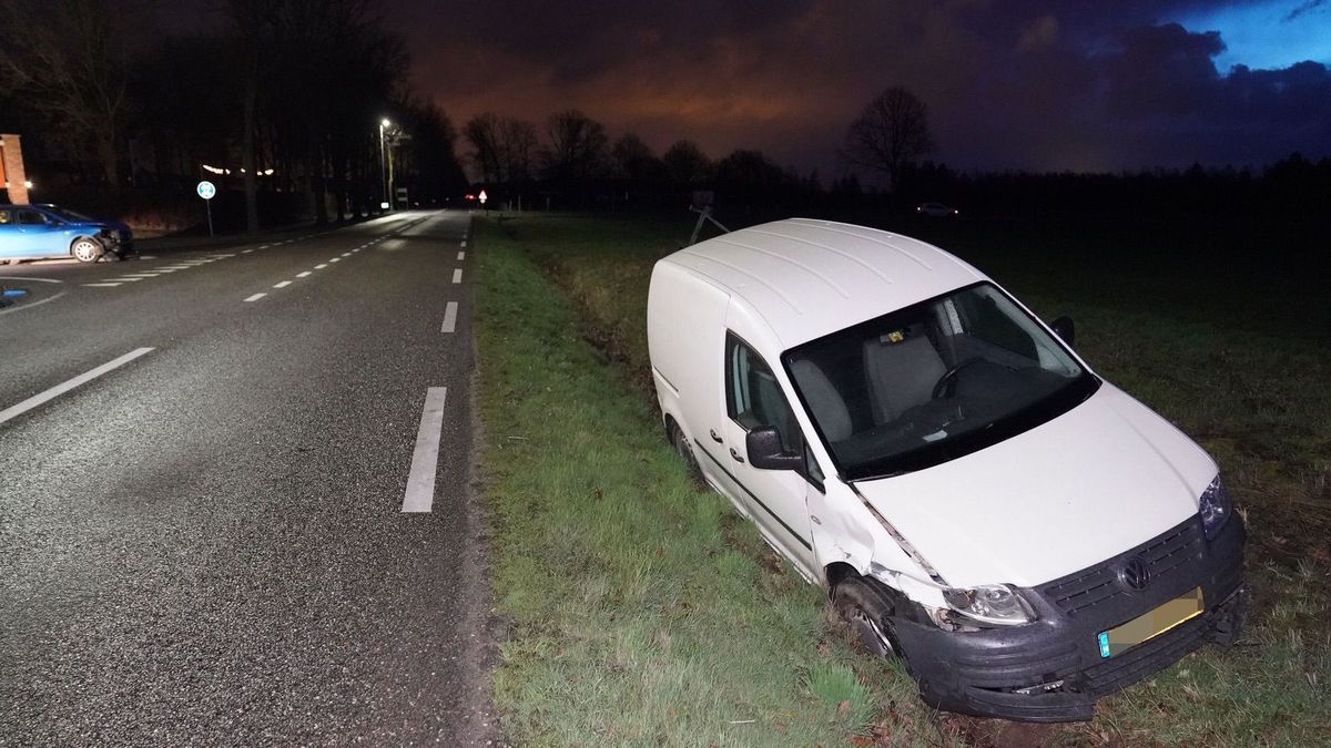 Auto in greppel na aanrijding in Roggel