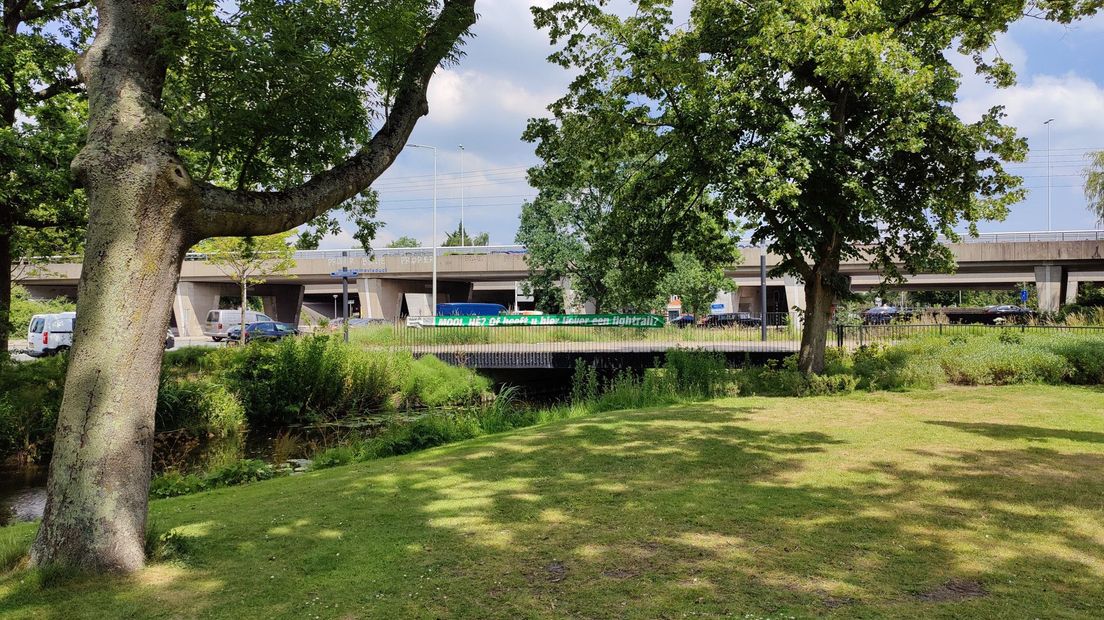 De nieuwe tramlijn komt in Voorburg parallel aan het spoor te lopen. Zo kan groen worden gespaard