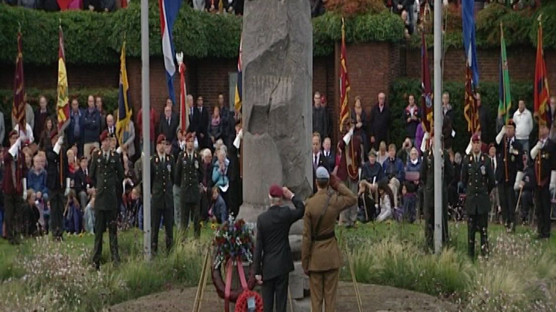 De traditionele herdenking van de Slag om Arnhem is vrijdagavond door duizenden mensen bezocht.